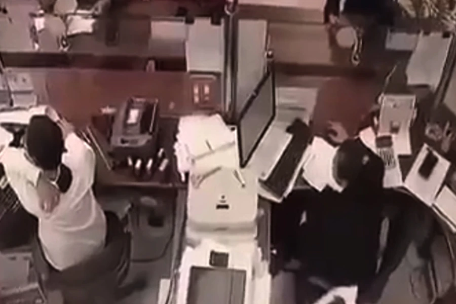 Kẻ cướp xông vào 1 chi nhánh ngân hàng khống chế nữ nhân viên-cuop-ngan-hang-nghe-an.jpg