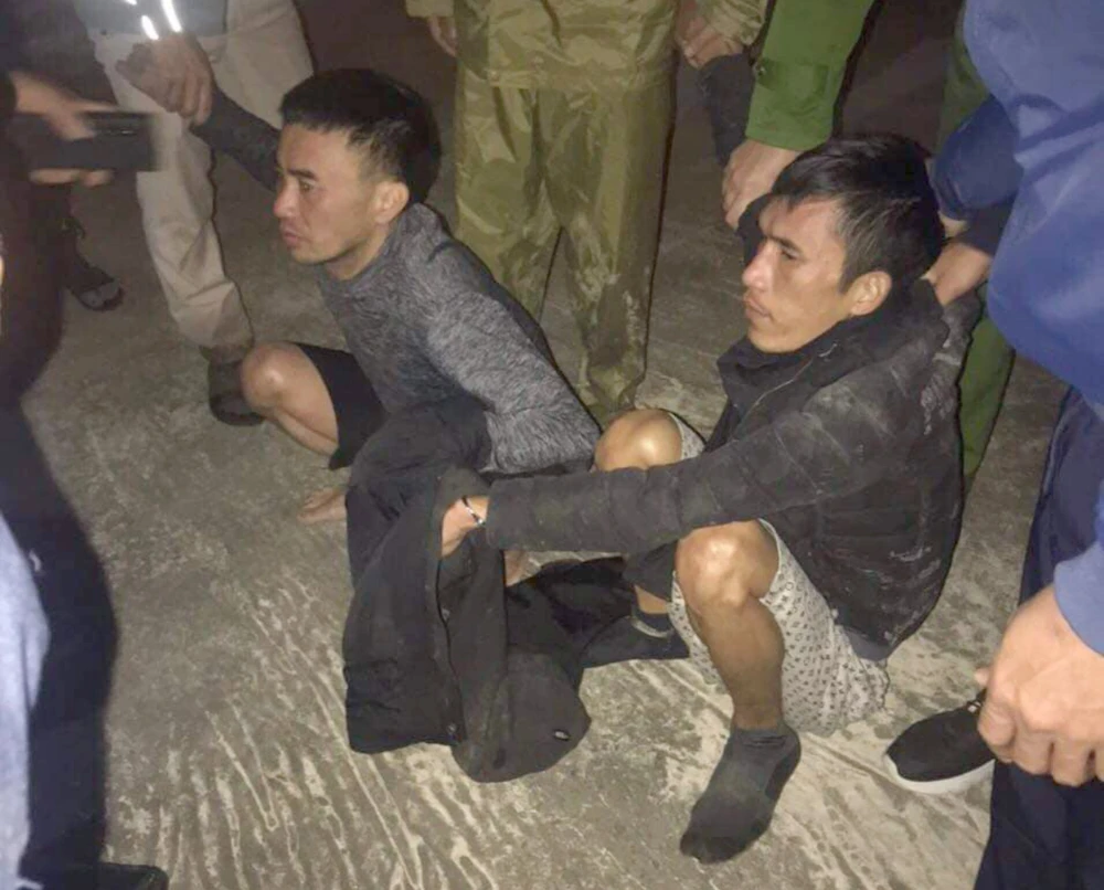 Phút giây nổ súng thị uy bắt gọn hai phạm nhân nguy hiểm trốn trại