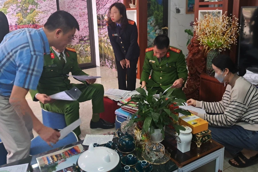 Người có nhiều giấy giới thiệu phóng viên 'bảo kê' xe tải trục lợi 5 tỉ đồng