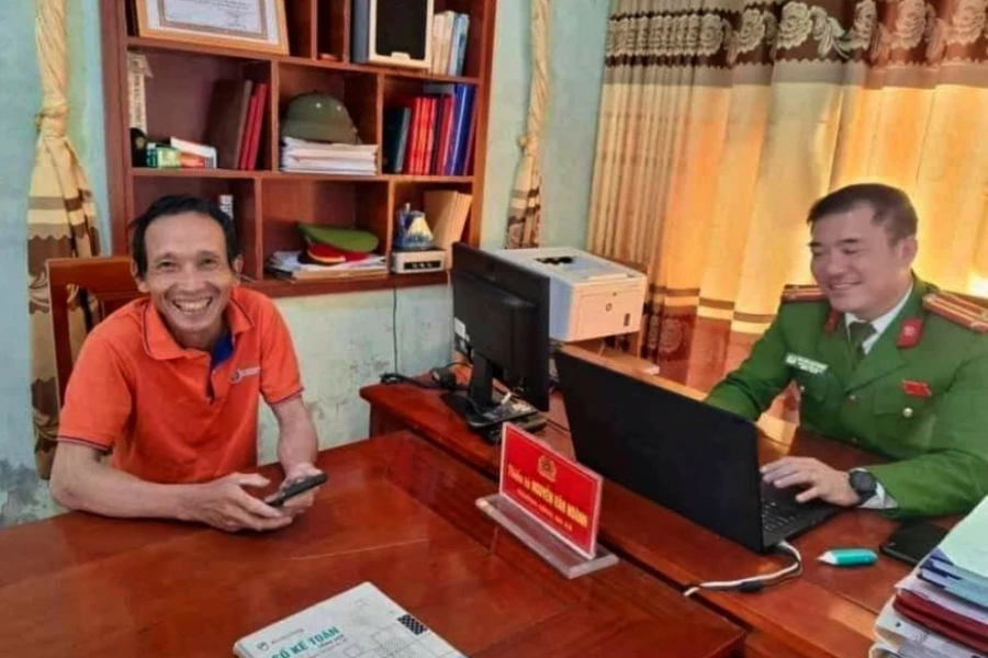 người thợ hồ uống rượu say quên đường về