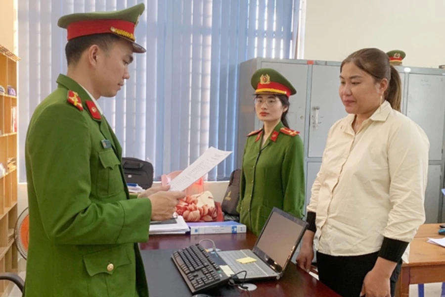 Làm giả sổ tiết kiệm 1 tỉ mang đi ngân hàng để...rút tiền