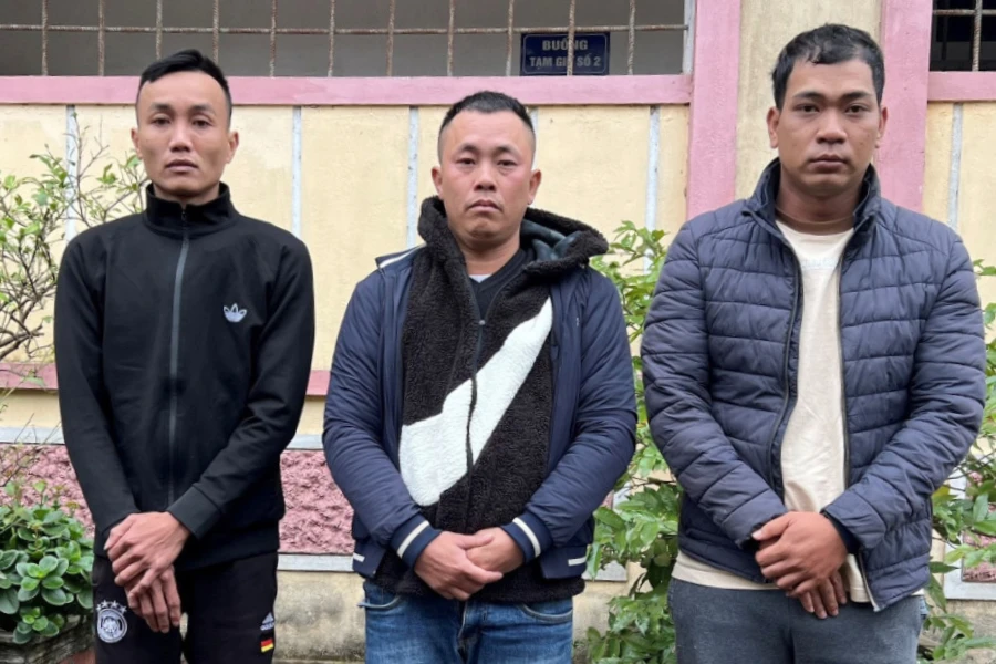 Nữ nhân viên cây xăng bị lừa cầm iPhone 15 dỏm mất 10 triệu đồng