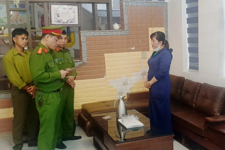 Bị can Phùng Hà Trang giả danh nhân viên ngân hàng thực hiện hành vi lừa đảo chiếm đoạt tài sản