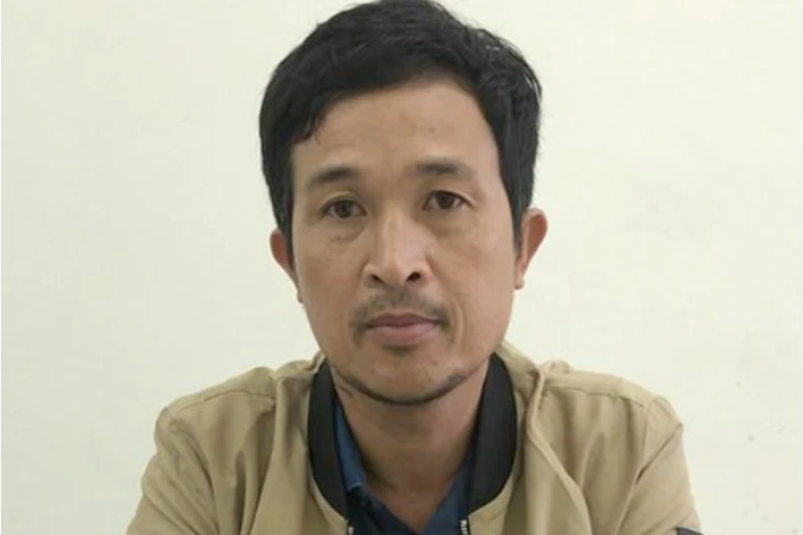 Tài xế không chấp hành hiệu lệnh còn tông xe làm CSGT bị thương rồi cố thủ trên xe gây ách tắc giao thông.