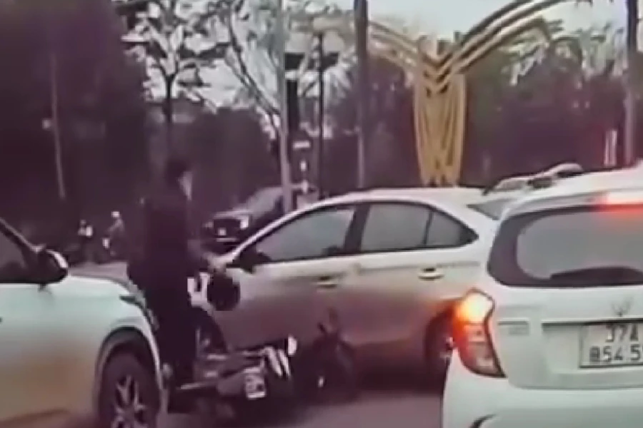 Một cán bộ hải quan dùng mũ bảo hiểm đập vỡ kính xe hơi trên đường