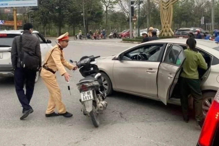 Cán bộ hải quan dùng nón bảo hiểm đập vỡ kính xe hơi sau va chạm bị tạm đình chỉ công tác