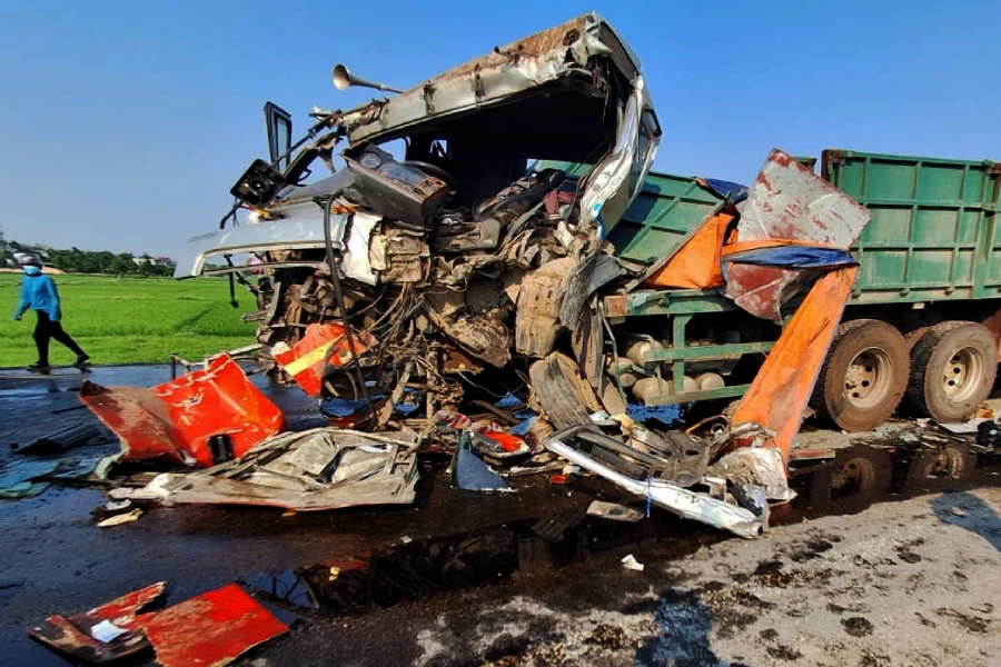Đầu xe khách và xe tải biến dạng sau cú 'tông nhau', tài xế tử vong