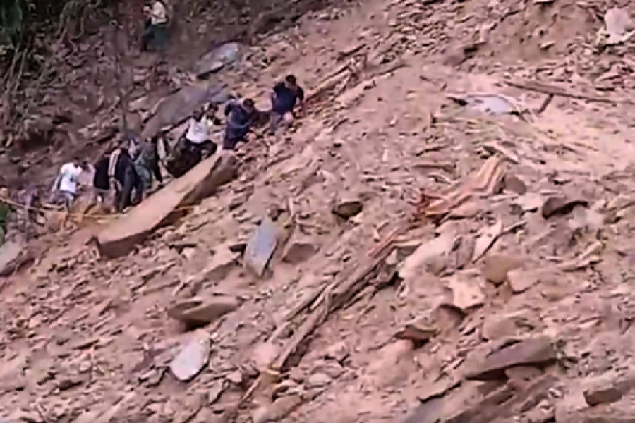 Hiện trường sạt lở đất vùi lấp lán trại công trình khiến 3 người tử vong và 4 bị thương