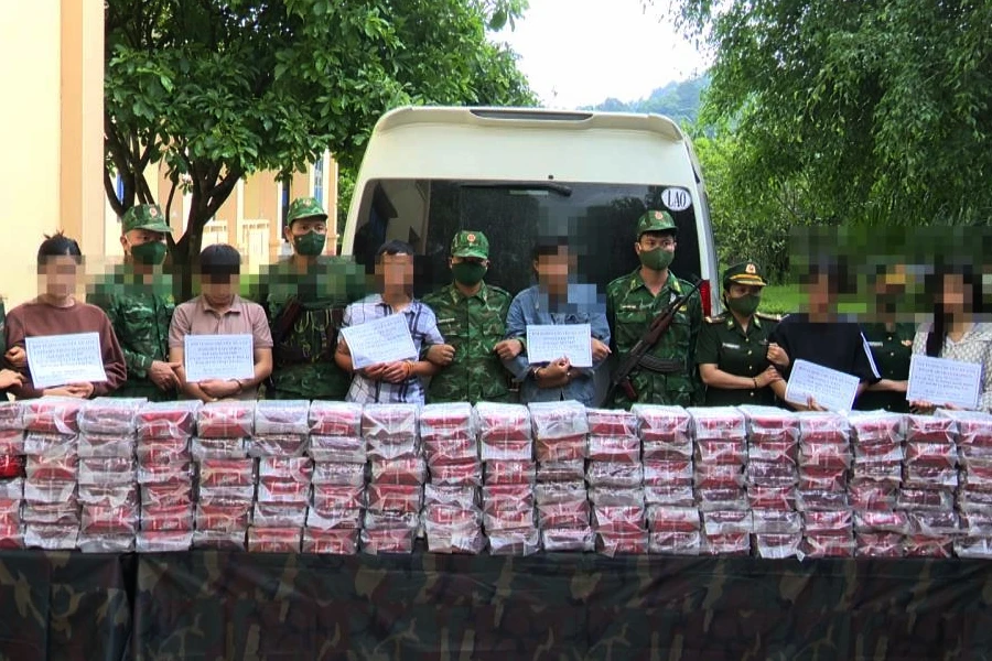 Bắt 3 nam 3 nữ đi ô tô chở số ma tuý 'khủng' 121 kg