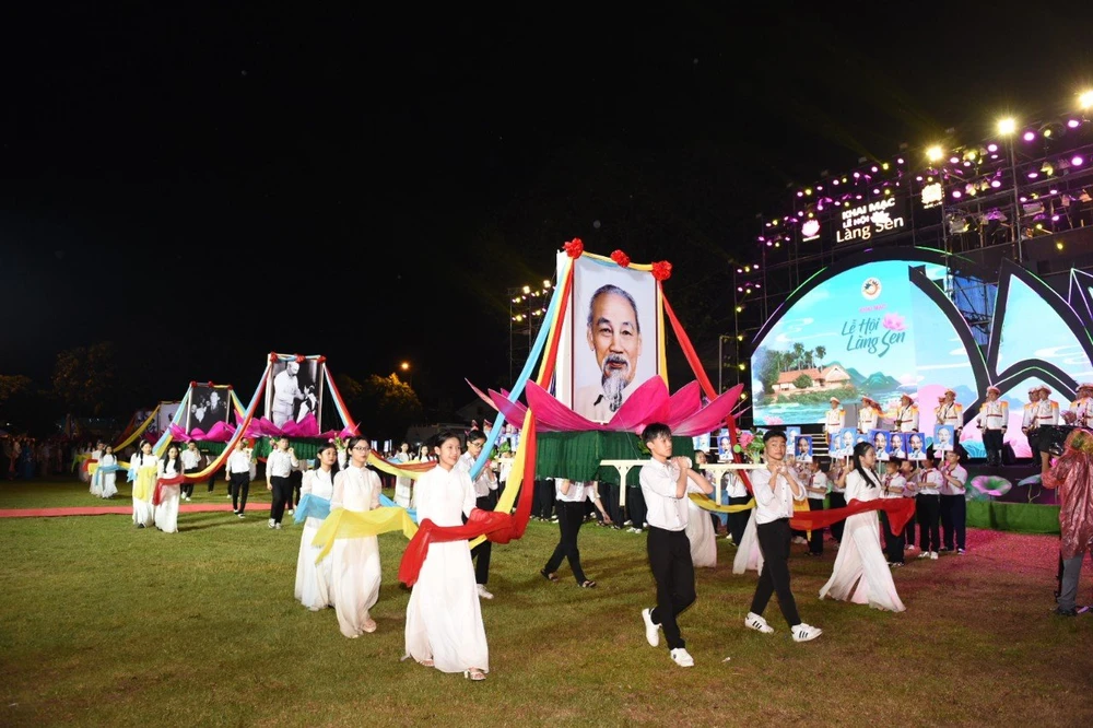 Lễ hội Làng Sen năm 2024: Rước 134 bức ảnh chân dung Bác Hồ