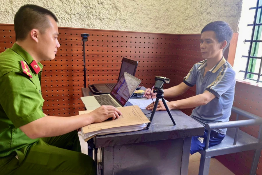 'Bí mật' gắn camera trong nhà nghỉ để tống tiền