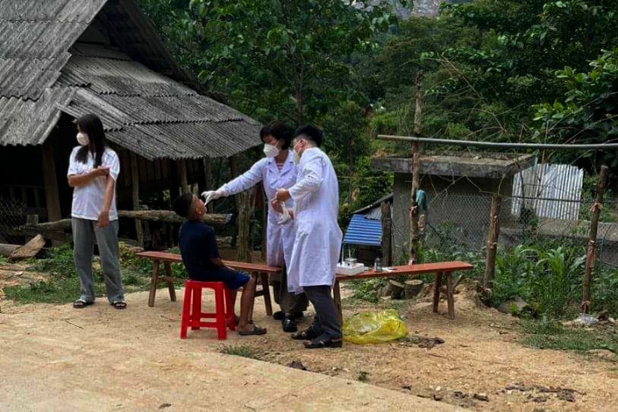 Nhân viên y tế lấy mẫu xét nghiệm cho người dân tiếp xúc gần với bệnh nhân bị bệnh bạch hầu.