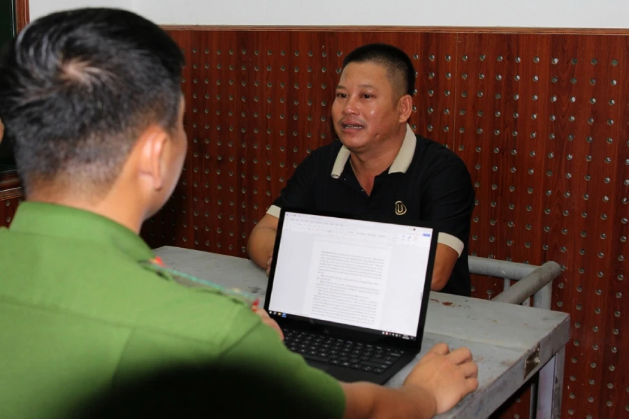 Trần Minh Phú chặn ô tô, đe doạ tài xế, gây ách tắc giao thông