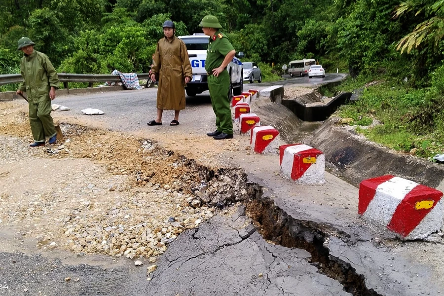 Đoạn quốc lộ 16 bị sụt, lún.