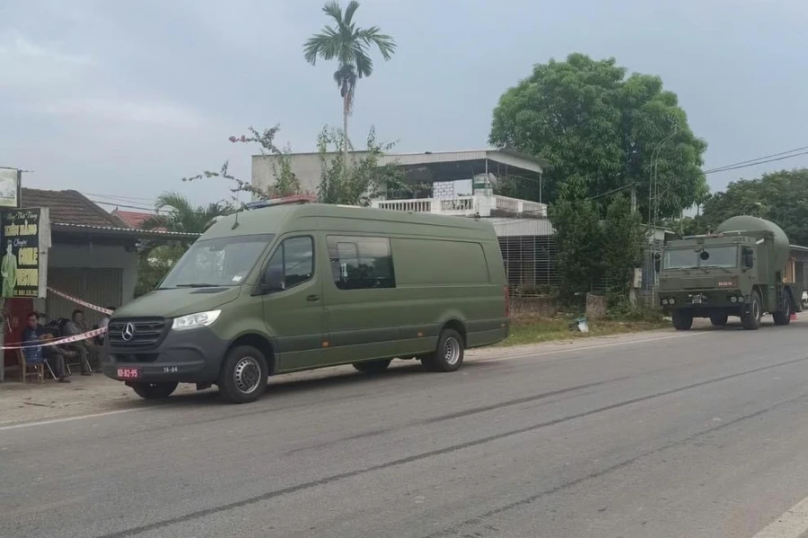 Lực lượng chức năng tiếp cận hiện trường hai vụ nổ ở nhà dân tại huyện Quỳ Hợp.