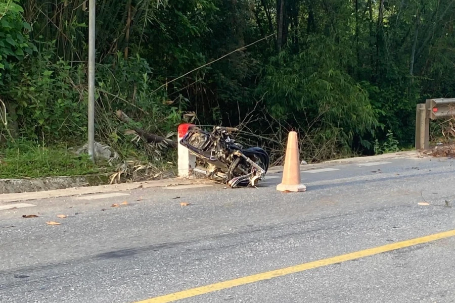 Nữ sinh 17 tuổi tử vong khi đi khai giảng do xe hơi chạy lấn đường