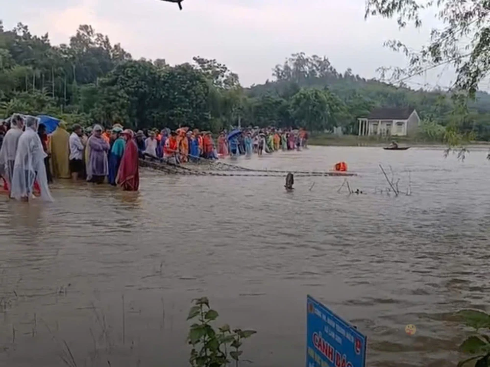 Hàng trăm người kéo lưới tìm học sinh lớp 8 bị nước cuốn mất tích