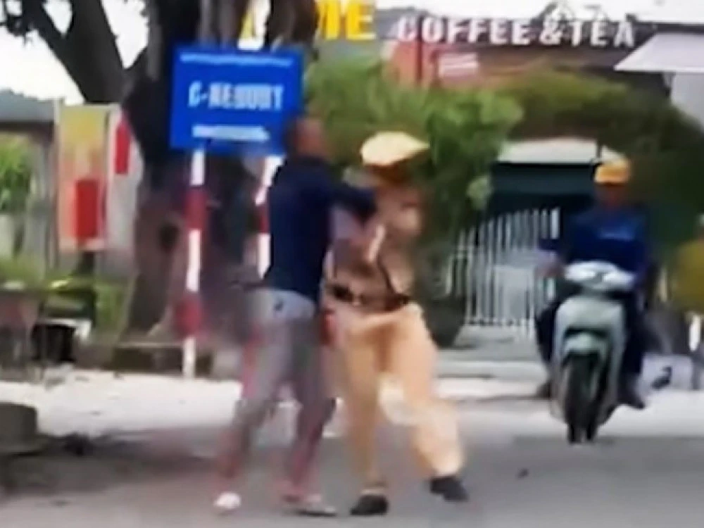 Video quay lại cho thấy Hảo có hành động tấn công CSGT﻿. Ảnh: CA