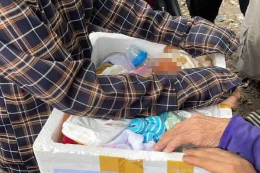 mẹ bỏ con vào thùng xốp