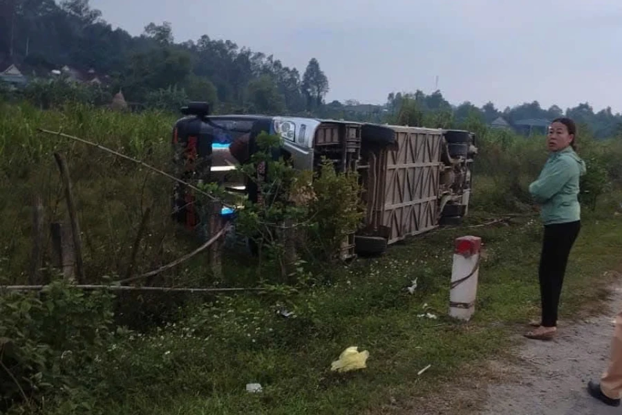 Hiện trường lật xe khách bên quốc lộ 7C. Ảnh: ĐL