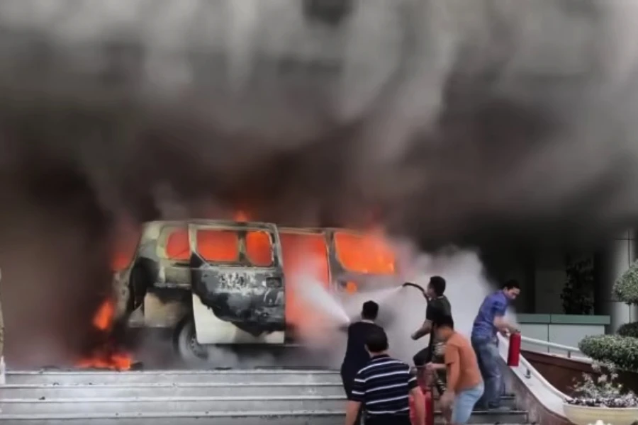 Xe cứu thương cháy trước phòng cấp cứu bệnh viện