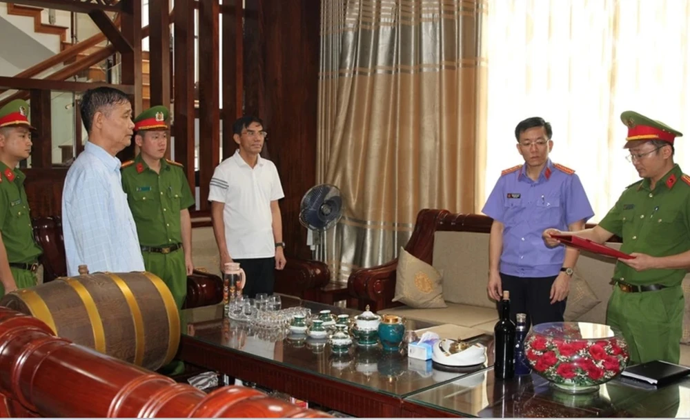 Ông Doãn Tiến Dũng (đứng giữa)- Chủ tịch UBND thị xã Cửa Lò đã bị khởi tố.