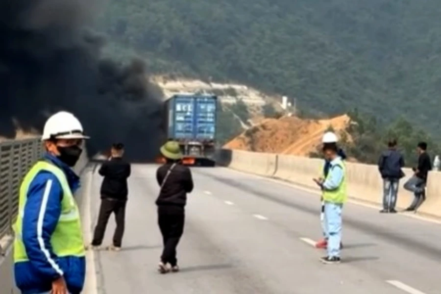 Hiện trường vụ cháy xe container.