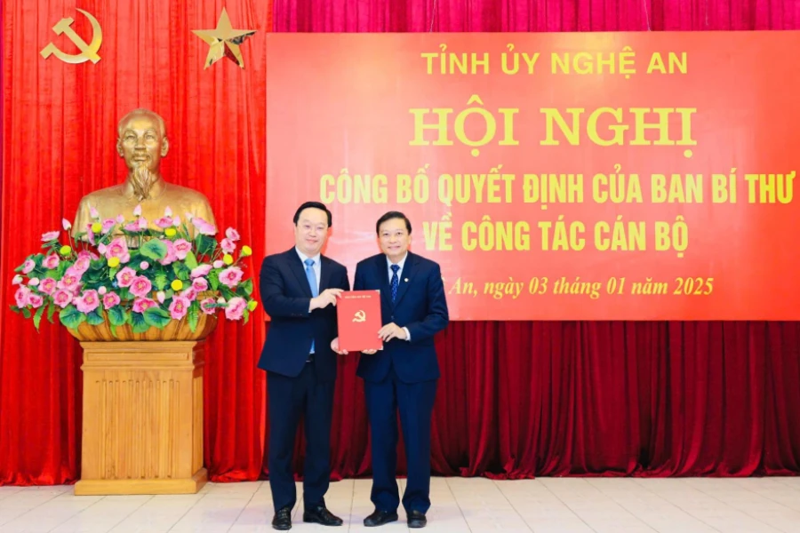 Ông Nguyễn Đức Trung, Bí thư Tỉnh ủy, Chủ tịch UBND tỉnh Nghệ An trao Quyết định của Ban Bí thư chuẩn y chức vụ Phó Bí thư Tỉnh ủy Nghệ An nhiệm kỳ 2020-2025 cho ông Lê Hồng Vinh. Ảnh: NTV.