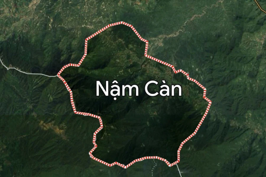 Xe tải tông vào tiệm tạp hóa, 6 người tử vong