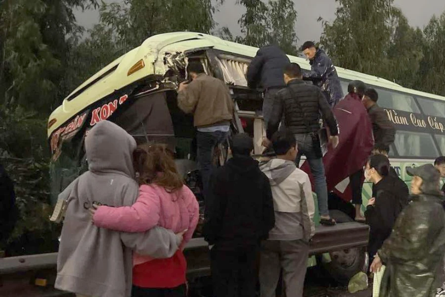 xe-khach-lat (2).jpg