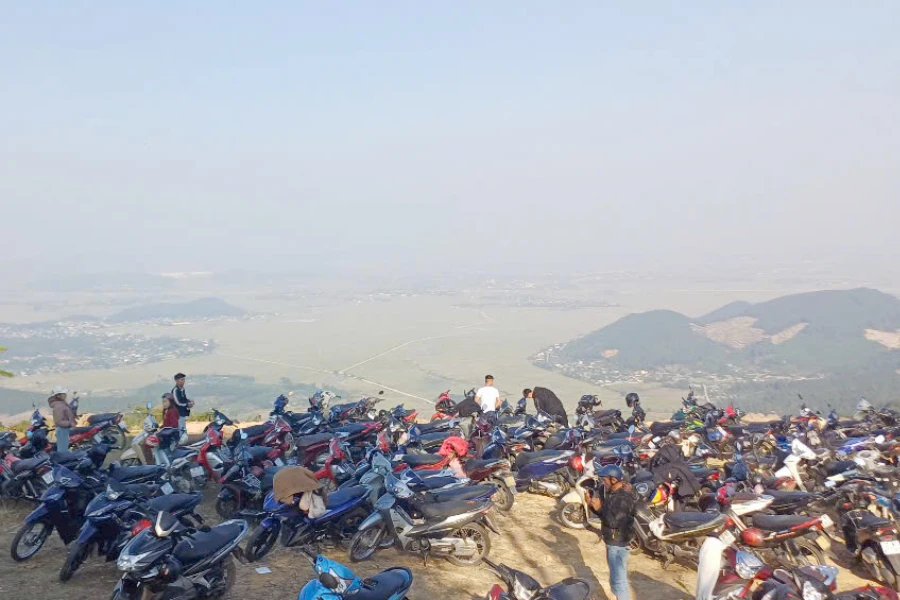 Khu vực du khách để xe máy lên chùa Đại Tuệ.