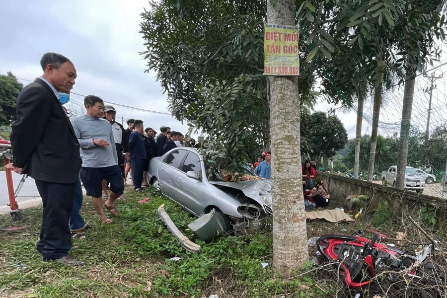 Xe 5 chỗ mất lái tông 2 bà cháu tử vong xảy ra trên quốc lộ 15