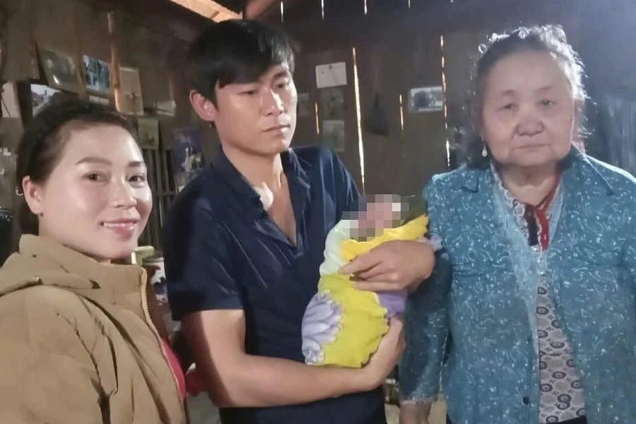 cô giáo đỡ đẻ