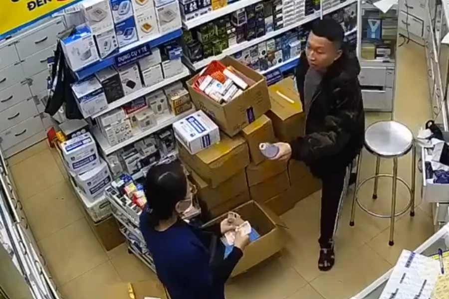 Người đàn ông xộc vào nhà thuốc hành hung nữ dược sĩ. Ảnh cắt từ video clip.