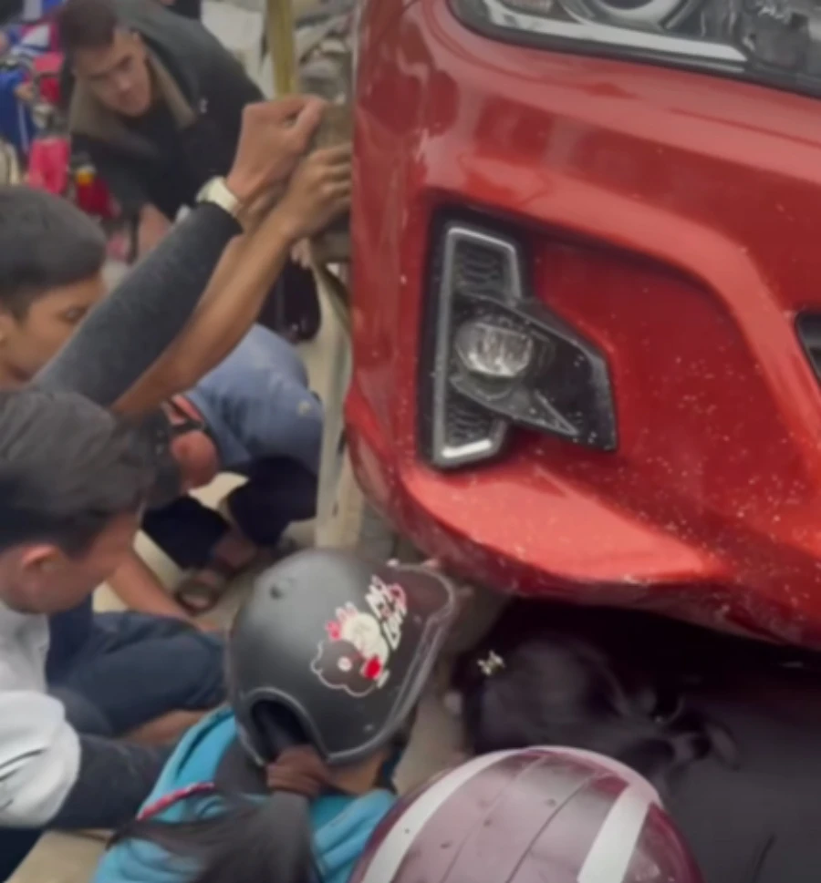 Người dân giải cứu học sinh lớp 5 kẹt dưới gầm xe bán tải