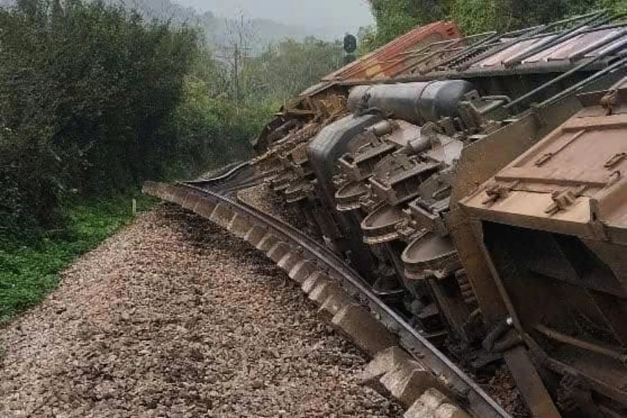 Vụ tai nạn khiến tàu hỏa trật bánh, ba toa tàu lật nghiêng.