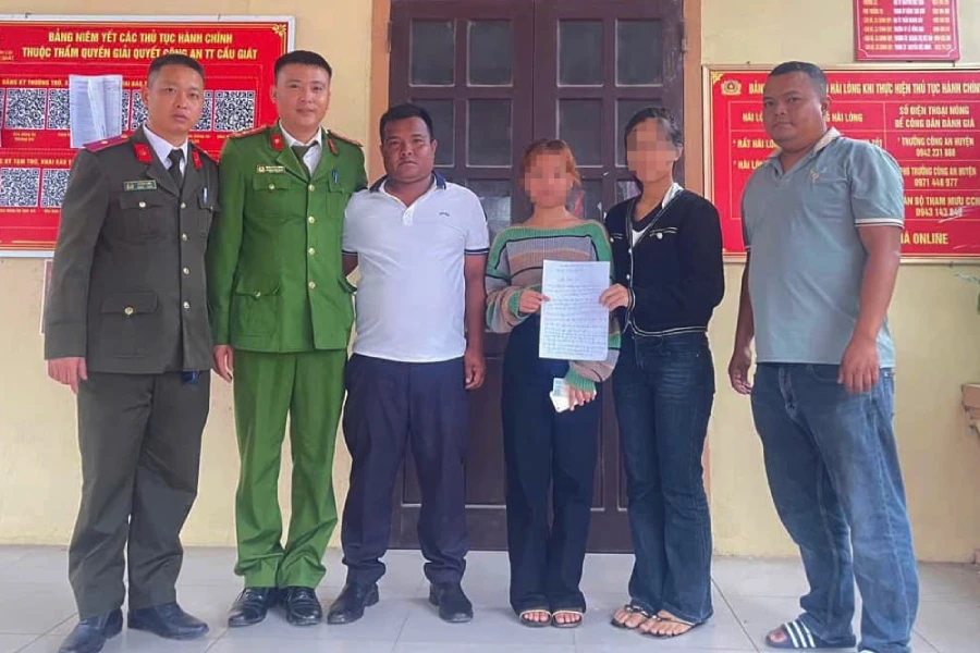 Công an tuần tra gặp 2 thiếu nữ hoảng loạn, run rẩy bên đường