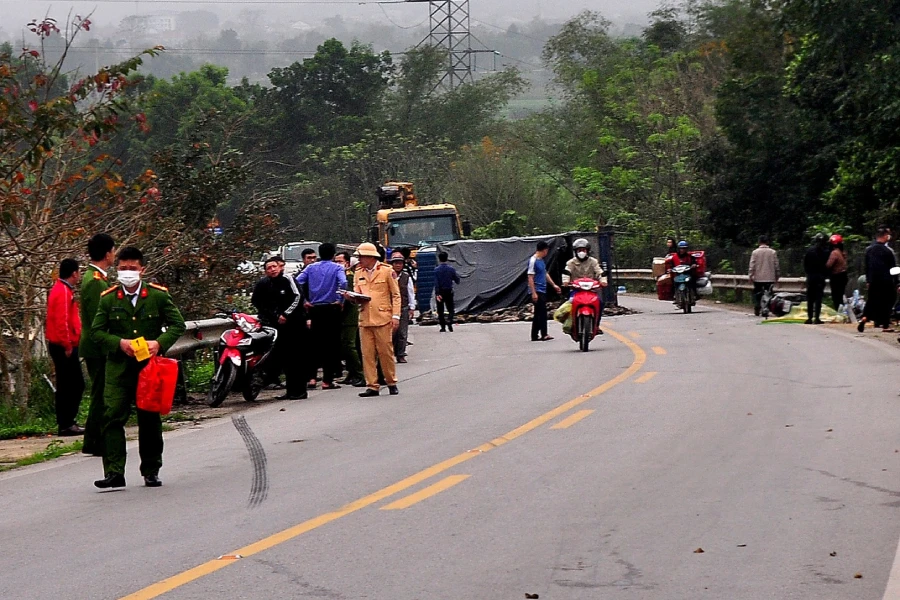 Cơ quan công an có mặt tại hiện trường, điều tra nguyên nhân vụ tai nạn. Ảnh: MINH LÝ.