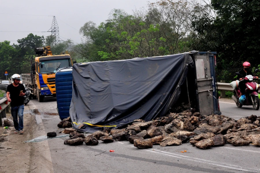 Thương tâm: Hai mẹ con cô giáo tử vong sau va chạm với xe tải