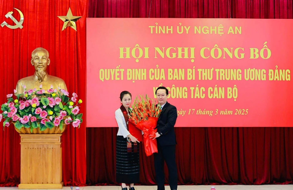 Ông Nguyễn Đức Trung- Bí thư Tỉnh ủy Nghệ An đã trao Quyết định của Ban Bí thư Trung ương Đảng chuẩn y chức vụ Phó Bí thư Tỉnh ủy Nghệ An nhiệm kỳ 2020-2025 cho bà Võ Thị Minh Sinh. Ảnh: NTV.