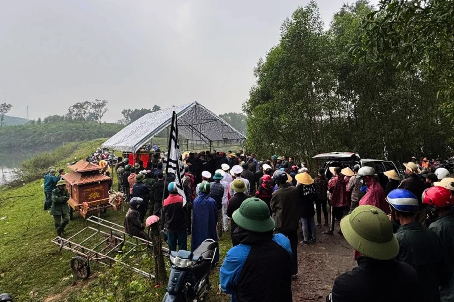 Xe chở quan mất phanh, trôi dốc làm 3 người thương vong