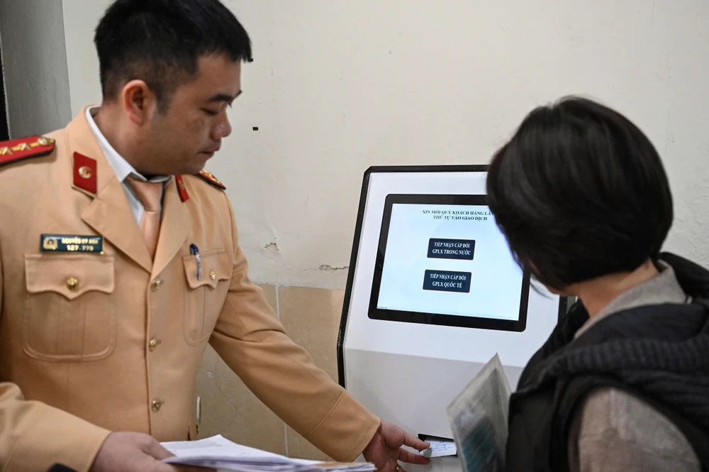 Cục CSGT khuyên người dân đổi giấy phép lái xe trực tuyến