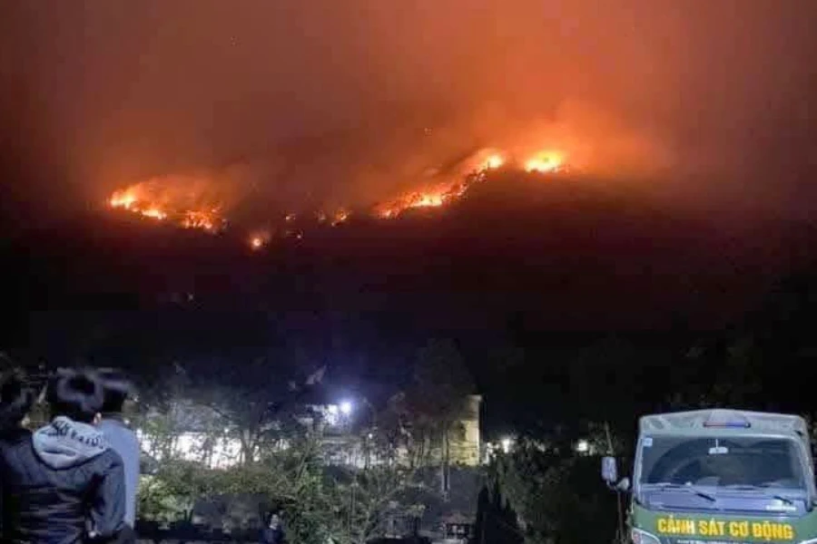 Đêm 21-3, lửa cháy rừng dữ dội ở xã Hoàng Khai, có khoảng 1.000 người tham gia chữa cháy, cứu rừng xuyên đêm.