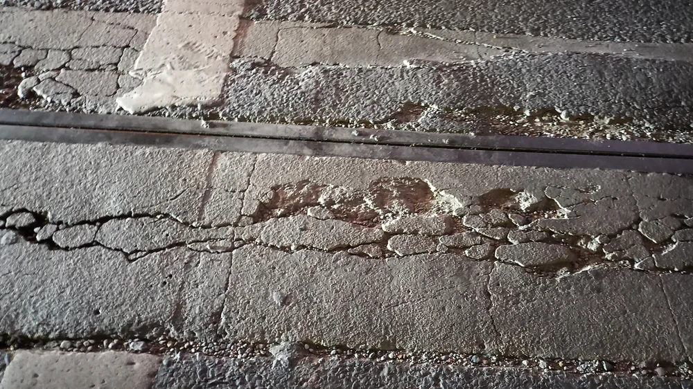 Hiện trạng nhiều khe co giãn đường vành đai 3 trên cao đã hư hỏng nặng cần được sữa chữa, thay thế để đảm bảo an toàn cho người và các phương tiện.