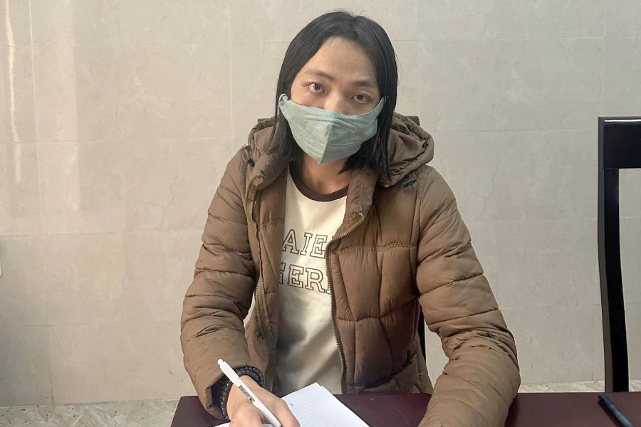 Bắt người phụ nữ ‘lạ mặt’ bảo người khác chuyển tiền rồi… chạy mất