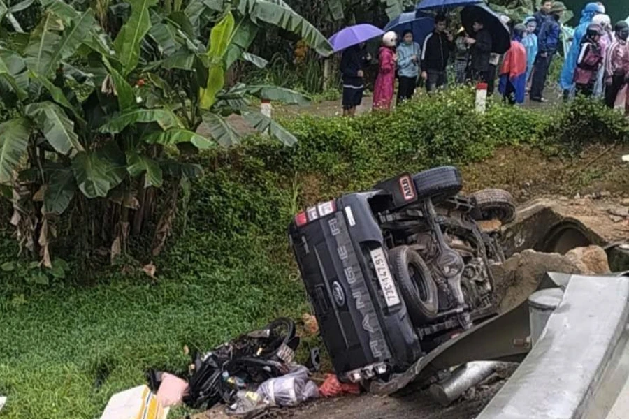 Xe bán tải lật sau khi tông xe máy, 1 người tử vong, 2 người bị thương nặng