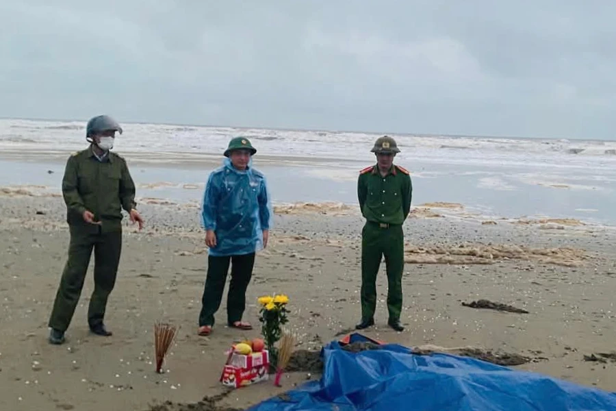 Phát hiện thi thể thứ 2 trôi dạt vào bờ biển Hà Tĩnh