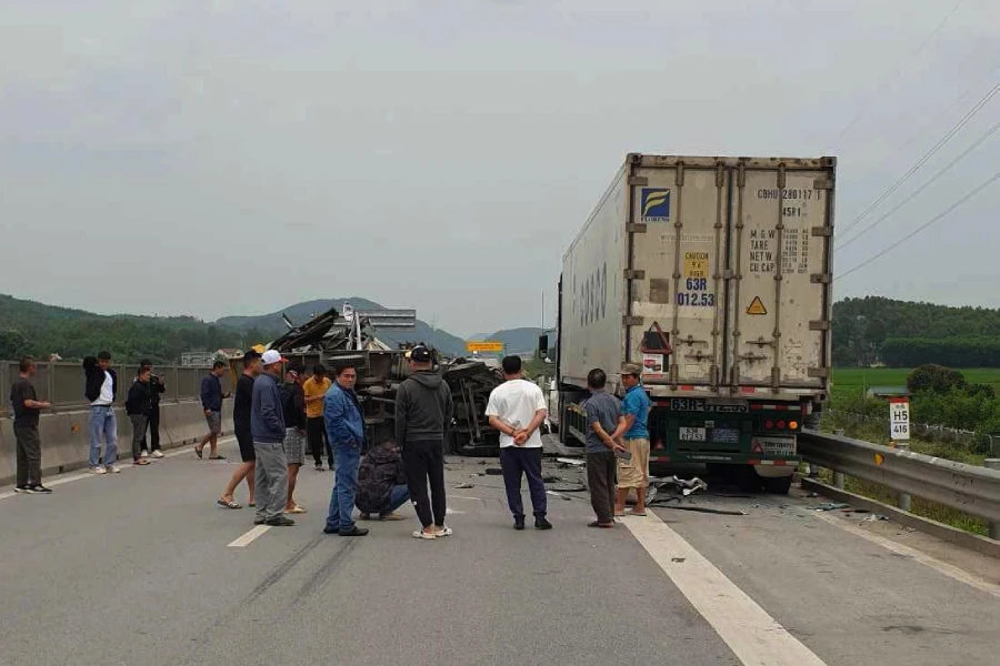 Lật xe trên cao tốc, giao thông ách tắc đoạn qua Nghệ An