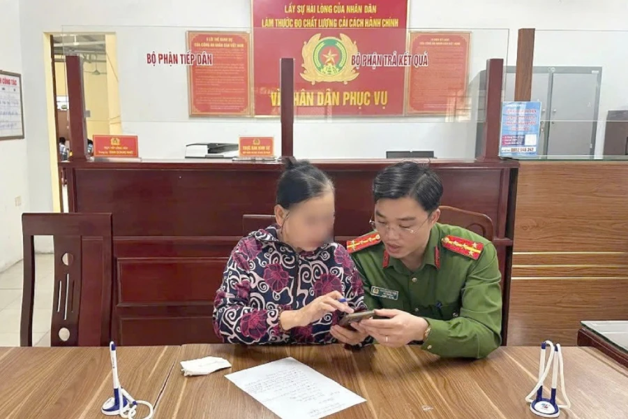 Đại úy Nguyễn Công Thận, Phó Trưởng Công an phường Quỳnh Thiện giải thích cho bà Tr hành vi lừa đảo, không chuyển 100 triệu đồng những kẻ lừa đảo.