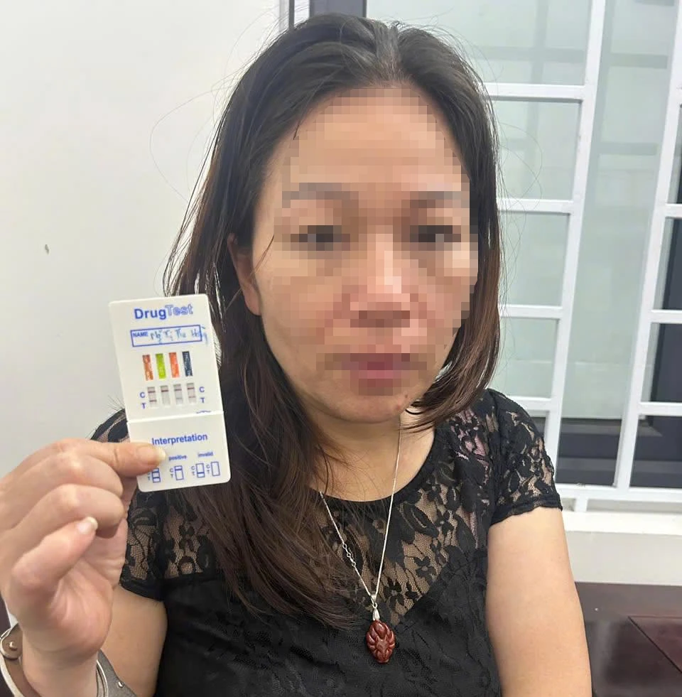 Công an xã đi tuần tra phát hiện trong phòng trọ một phụ nữ 49 tuổi và hai nam thanh niên đang sử dụng trái phép chất ma tuý.